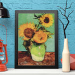 Póster Três girassóis em um vaso por Vincent van Gogh<br><div class="desc">Três girassóis em um vaso de Vincent van Gogh é um apos impressionismo de arte vintage e ainda pintura floral. Um buquê com três lindos girassóis florescentes num vaso. Flores de verão cortadas do jardim. Sobre o artista: Vincent Willem van Gogh (1853-1890) foi um dos mais famosos pintores Post Impressionistas...</div>