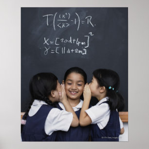 Póster Três meninas no sussurro da sala de aula
