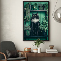 Tuxedo Black Cat em uma prateleira entre Greenery