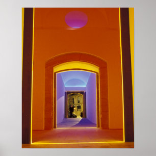 Póster UE, Espanha, Barcelona. Entrada iluminada perto de