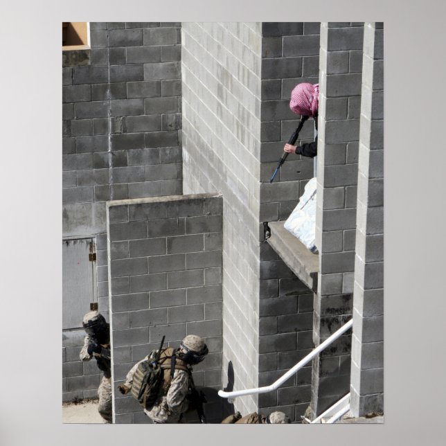 Póster Um agressor fuzileiro e inimigo com papéis (Frente)