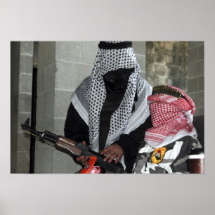 Poster Um agressor inimigo que desempenha um papel armou 