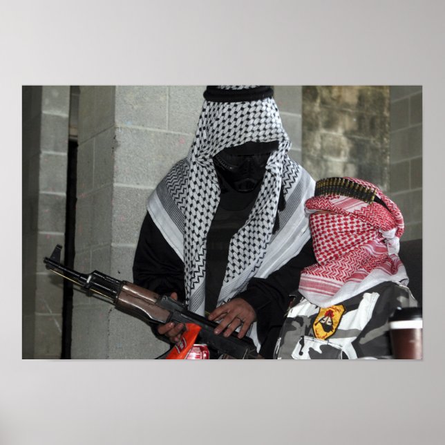 Poster Um agressor inimigo que desempenha um papel armou  (Frente)