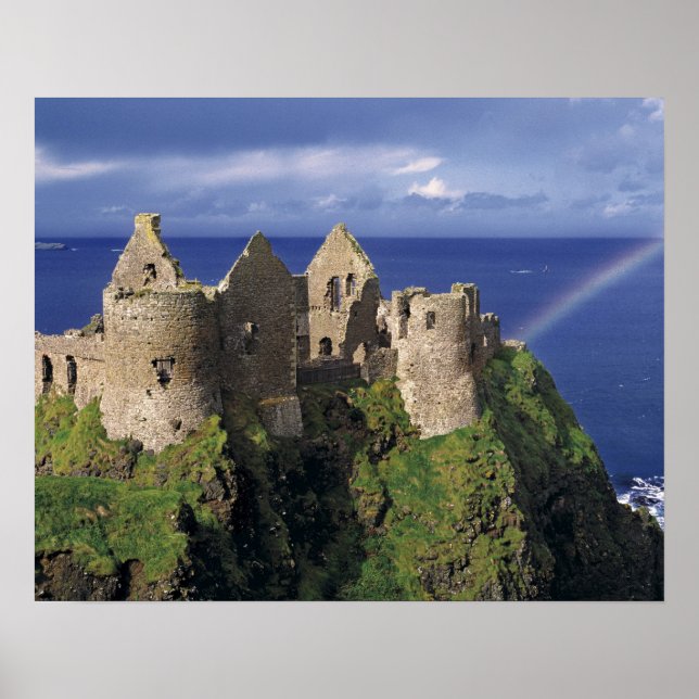 Poster Um arco-íris atinge o castelo medieval de Dunluce  (Frente)