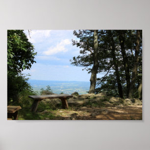Póster Um banco com uma vista da montanha do falcão