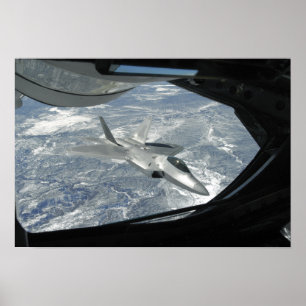 Póster Um banco de Raptor F-22 longe de um KC-135