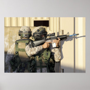 Poster Um batedor de infantaria visa sua arma