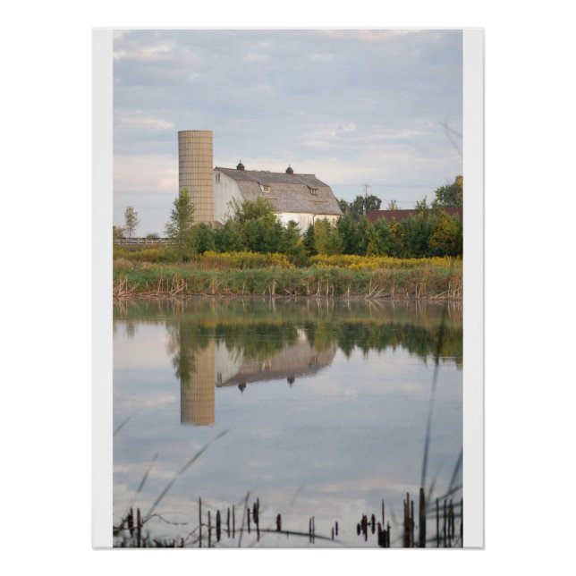 Póster Um belo celeiro refletindo no lago (Frente)