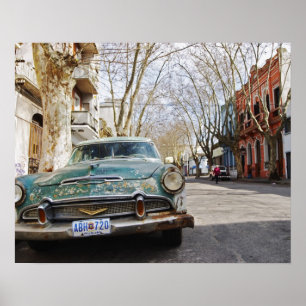 Póster Um carro antigo enferrujado e de cor escamosa esta