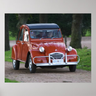 Poster Um carro Citroen 2CV vermelho velho com uma mulher