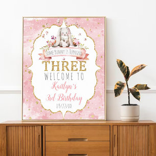 Poster Um coelhinho está virando três aniversário de 3