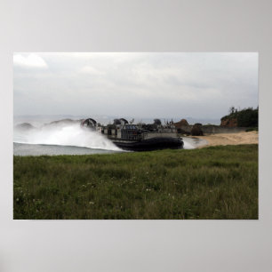Póster Um coxim de ar da barca de descarregamento vem em