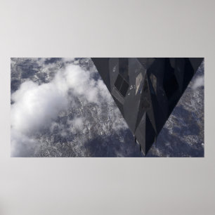Poster Um F-117A Nighthawk voa alto sobre a montanha