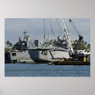 Póster Um F-15 Eagle obtem um elevador de um guindaste da