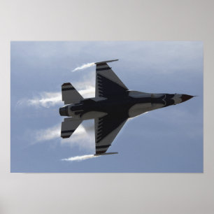 Poster Um Falcão de Combate F-16 puxa o G