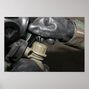 Póster Um fuzileiro insere um tubo de bebendo em seu cant