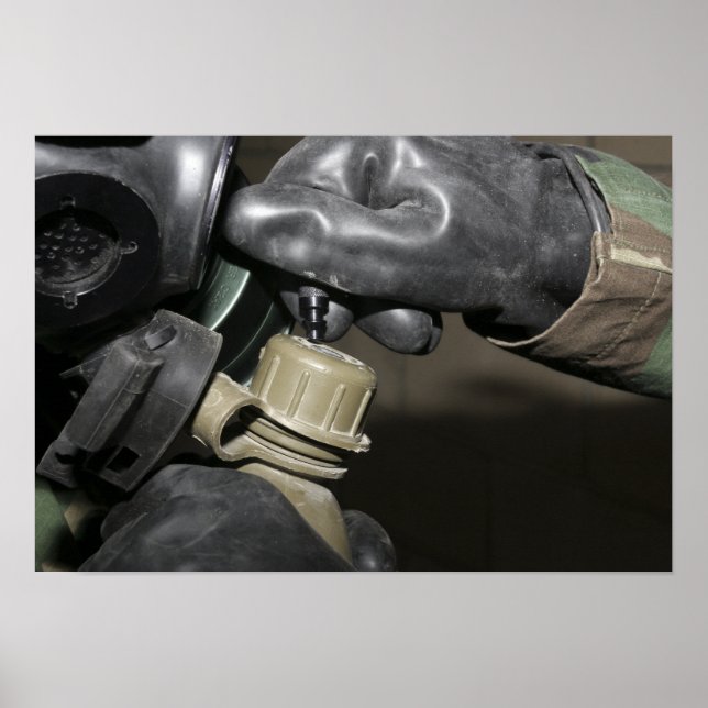 Póster Um fuzileiro insere um tubo de bebendo em seu cant (Frente)