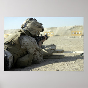 Póster Um fuzileiro naval ateia fogo a um rifle de