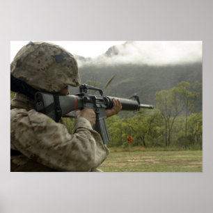 Póster Um fuzileiro naval conduz brocas