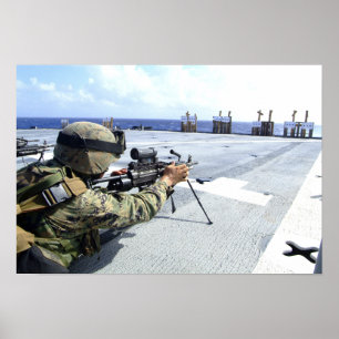 Póster Um fuzileiro naval dos E.U. que ajusta sua arma