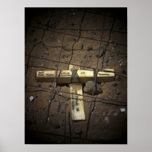 Póster Um grupo do reparo da estrada coloca uma cruz