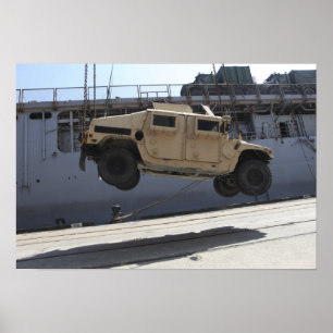 Póster Um guindaste levanta um Humvee M998