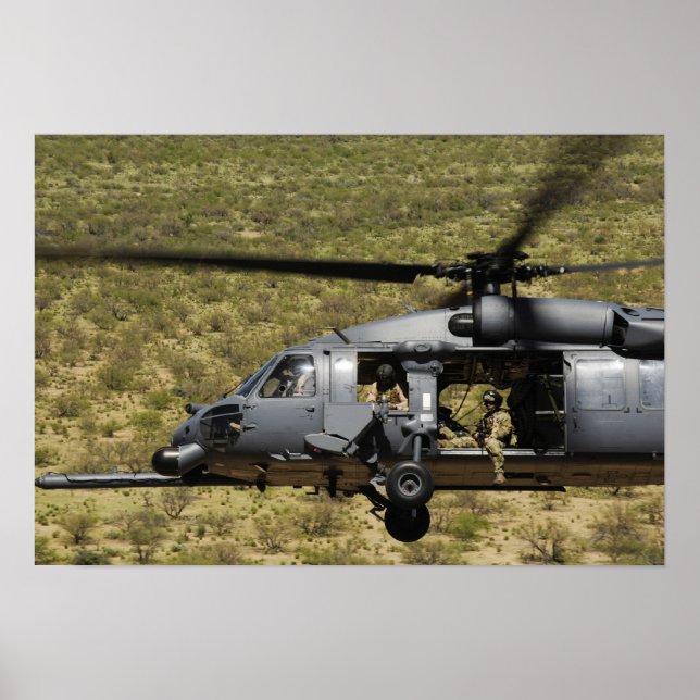 Póster Um HH-60 Pave Hawk voa sobre o deserto (Frente)