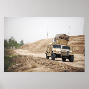 Póster Um Humvee conduz a segurança