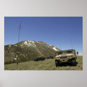 Poster Um Humvee é estacionado no local re-transmissor