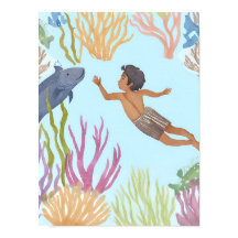 Um jovem menino praticando mergulho livre no carib