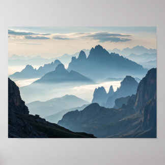 Poster Um Mar de Nevoeiro: Montanhas majestosas no nascer