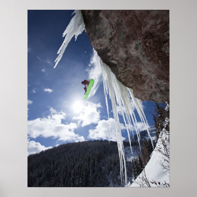 Poster Um moto de neve pula de uma cascata de gelo (Frente)