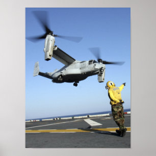 Póster Um Osprey MV-22 é lançado do USS Nassau