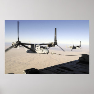 Póster Um Osprey MV-22 reabastece o midflight