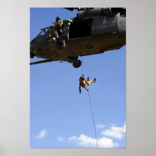 Póster Um pararescueman rappels de um HH-60