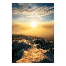 Um pôr do sol incrível acima das nuvens e rochas i