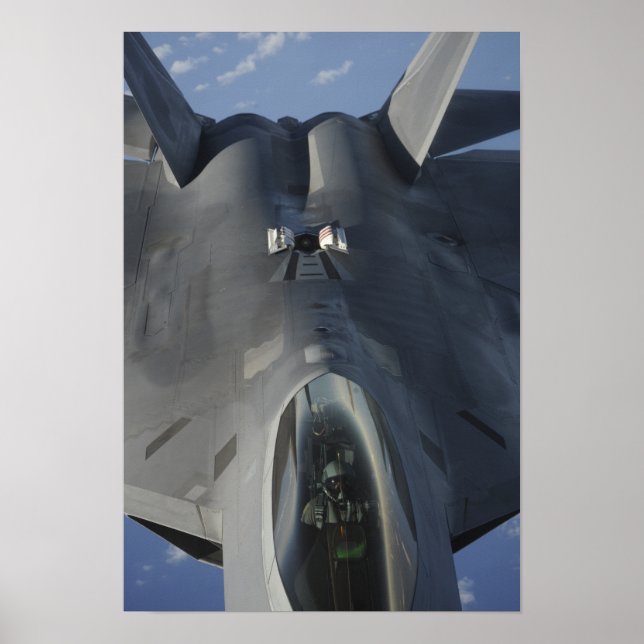 Póster Um Raptor F-22 se move para a posição para receber (Frente)