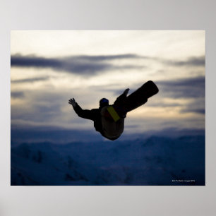 Póster Um snowboarder masculino faz um sacudir traseiro