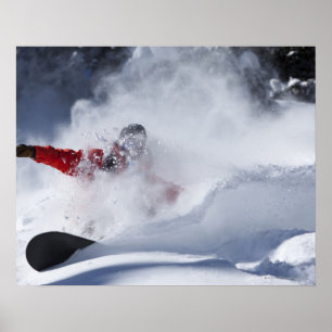 Póster Um snowboarder rasga voltas untracked do pó dentr