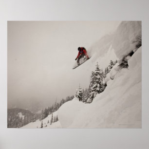 Póster Um snowboarder salta fora de um penhasco no pó