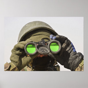 Póster Um soldado afegão faz a varredura do horizonte