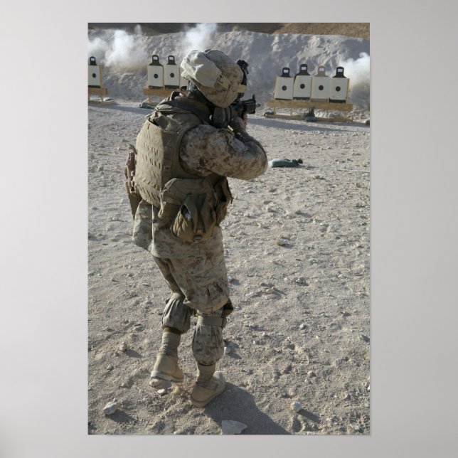 Póster Um soldado atinge seu alvo em uma toca de tiro (Frente)