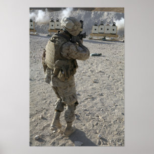 Póster Um soldado contrata seu alvo em um tiro soou
