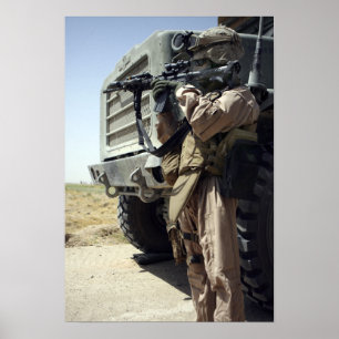 Póster Um soldado fornece a segurança para fuzileiros