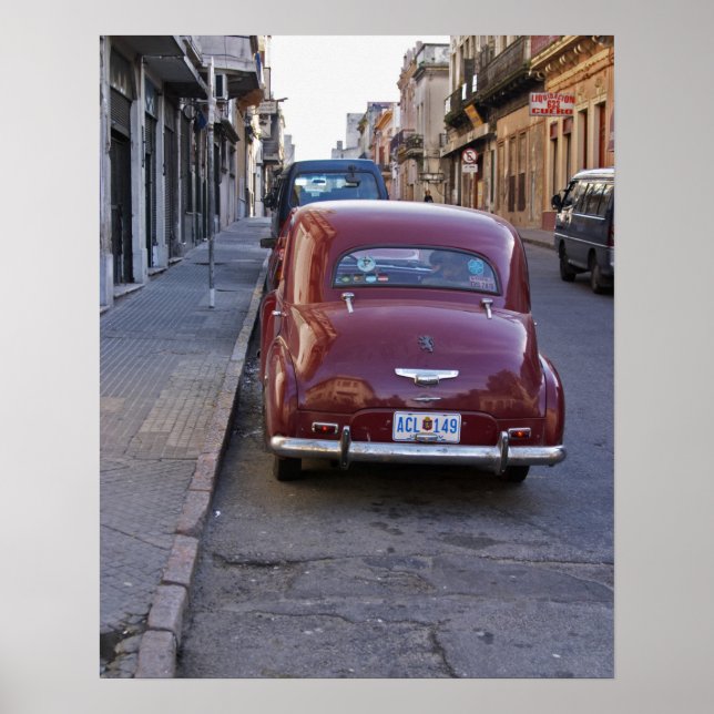 Poster Um velho carro Peugeot vermelho clássico estaciona (Frente)