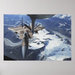 Poster Uma aeronave F-15C Eagle fica atrás de uma KC-135R