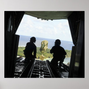Póster Uma caixa de bens humanitários