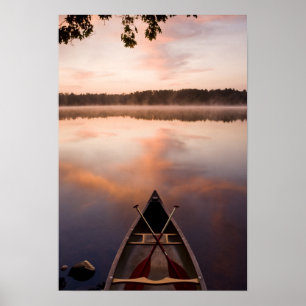 Póster Uma canoa repousa na costa do Lago Pawtuckaway