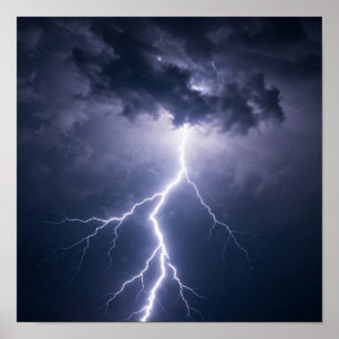 Poster Uma descarga de raio radiante iluminando St