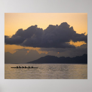 Póster Uma equipe de canoa outrigger pratica na costa